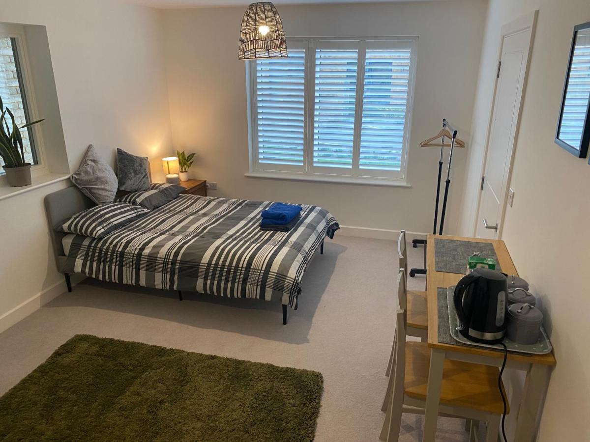 Very Large Double Room With Corner Sofa, Sky Tv, Netflix Etc, Fridge And Microwave Newhaven Exterior photo