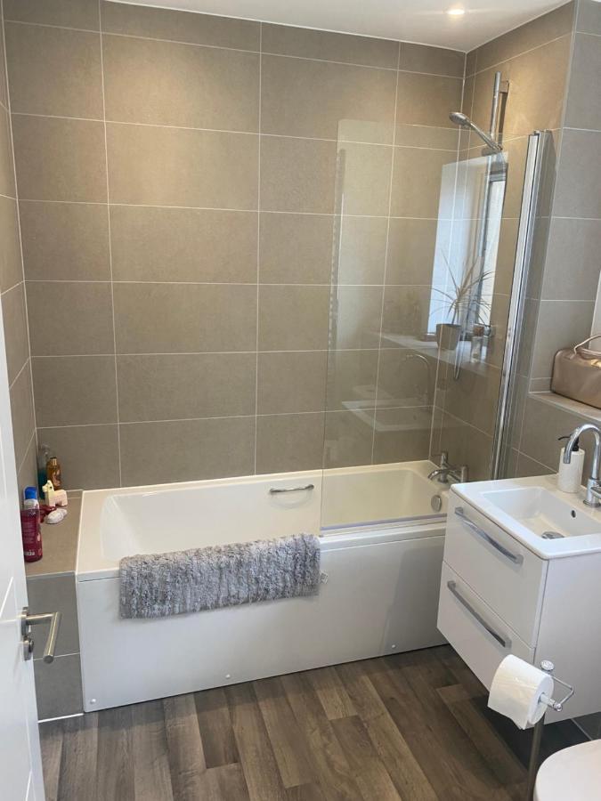 Very Large Double Room With Corner Sofa, Sky Tv, Netflix Etc, Fridge And Microwave Newhaven Exterior photo