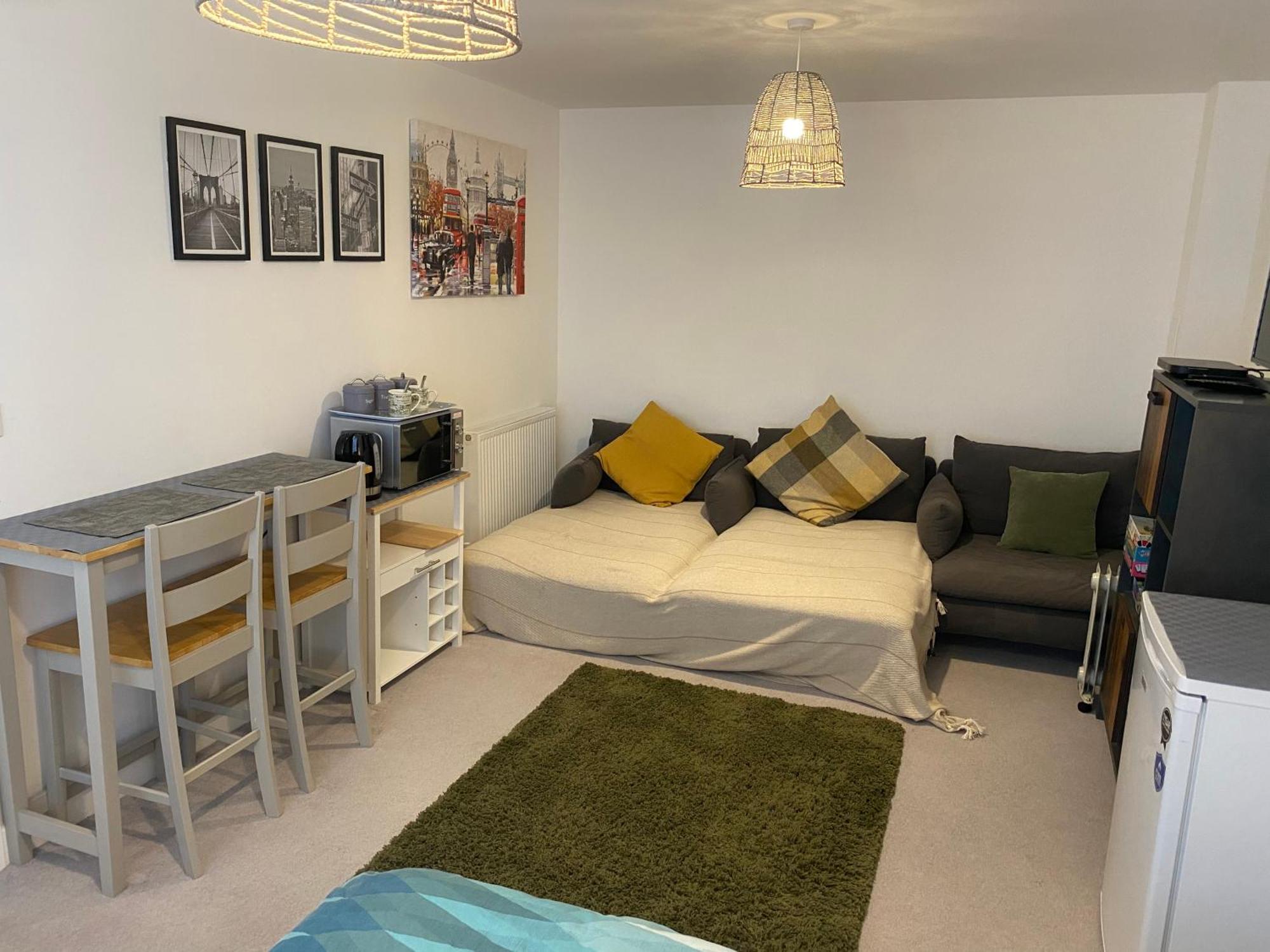 Very Large Double Room With Corner Sofa, Sky Tv, Netflix Etc, Fridge And Microwave Newhaven Exterior photo